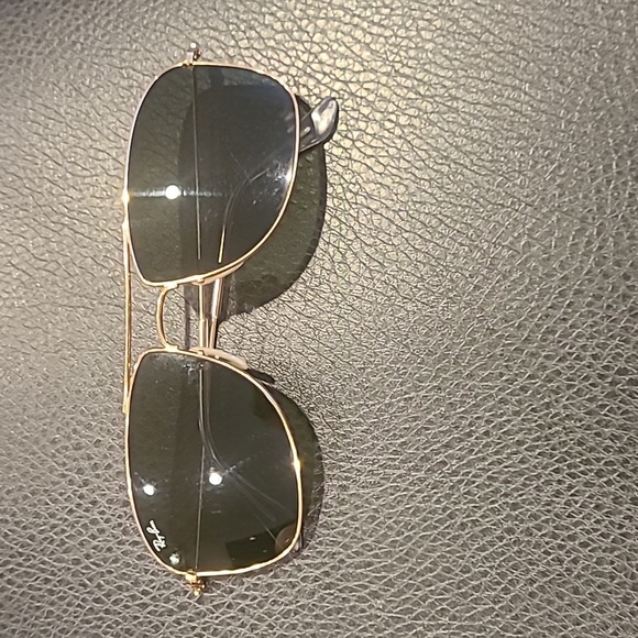 Ray-Ban aviator sunglasses dark lense - Picture 1 of 3
